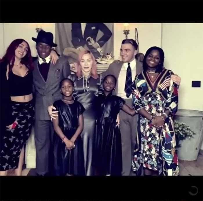 Madonna con sus seis hijos