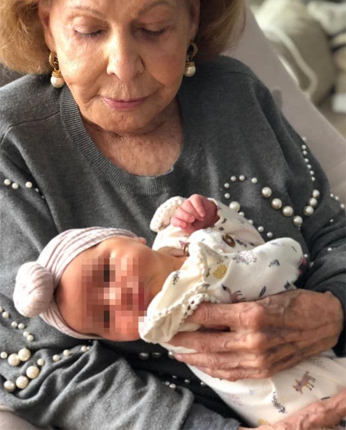 Elena, la abuela de Elena Tablada, con su bisnieta Camila