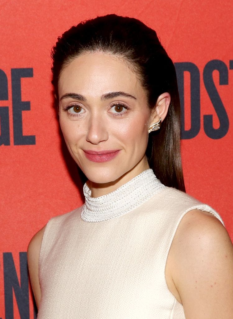 Emmy Rossum con vestido blanco midi