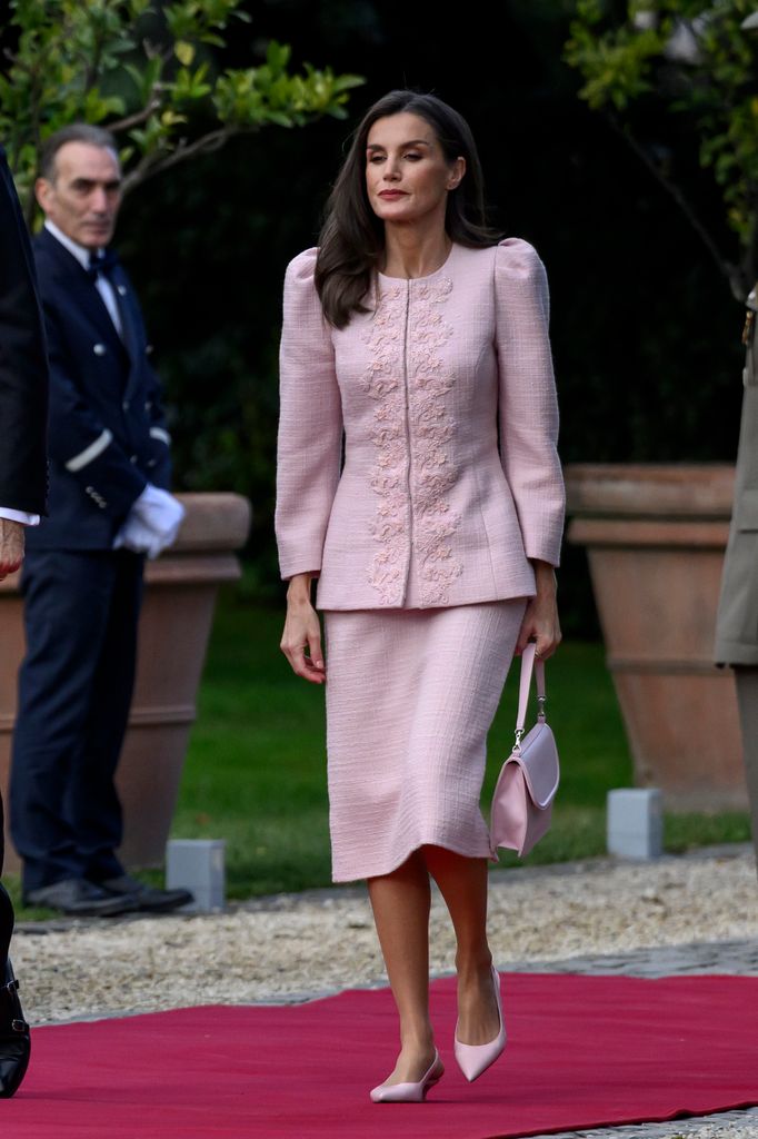 Reina Letizia traje rosa Italia