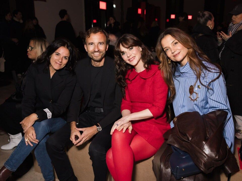 Francesca Ciurcina, Pierre-Emmanuel Angeloglou, Zooey Deschanel y Katie Holmes asisten al desfile de moda masculina Otoño-Invierno 2025/2026 de Patou como parte de la Semana de la Moda de París el 26 de enero de 2025 en París, Francia.