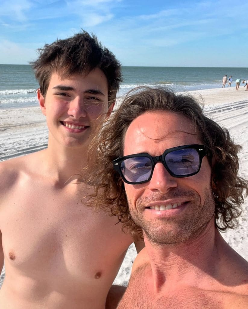 Sebastián Rulli y su hijo disfrutaron de un día de playa.