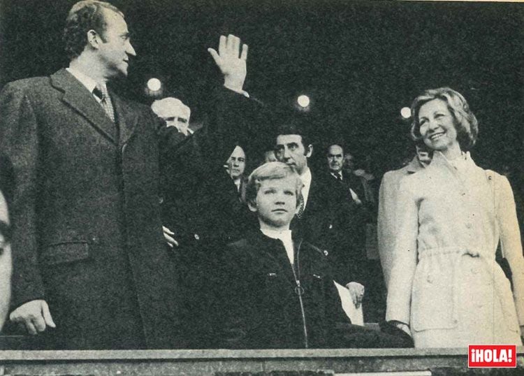 Los reyes Juan Carlos y Sofía, junto al entonces Príncipe de Asturias, asistieron en enero de 1976 al encuentro entre el Atlético de Madrid y el Real Madrid en el estadio Vicente Calderón
