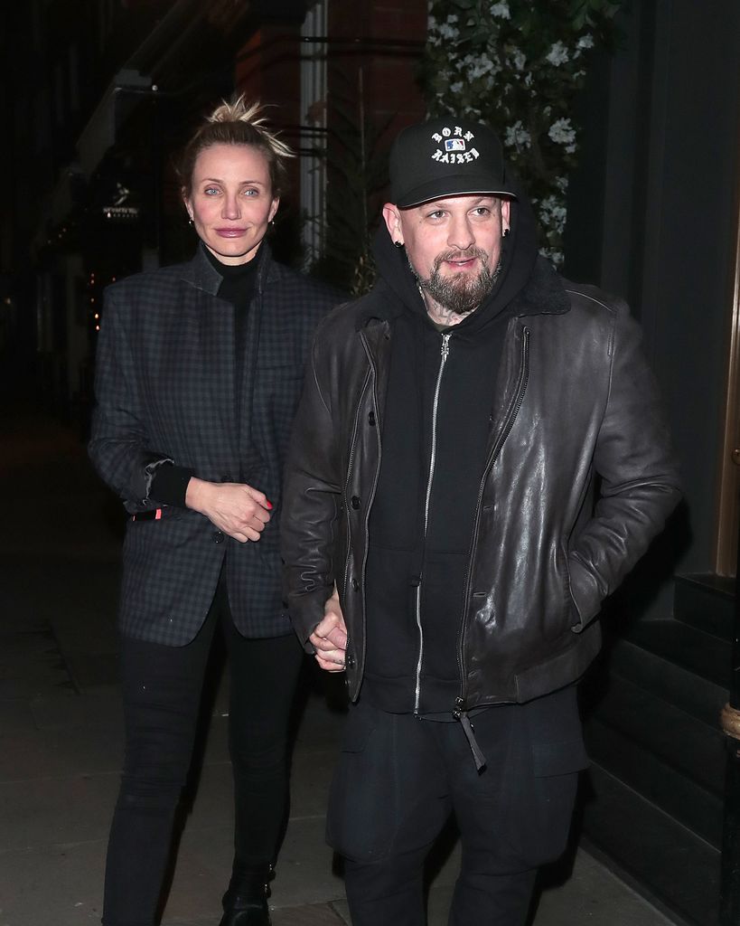 Cameron Diaz y Benji Madden paseando por Londres en diciembre de 2022