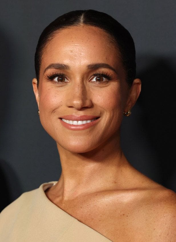 El minimalismo de Meghan Markle con vestido de gala beige y maquillaje natural en Los Ángeles