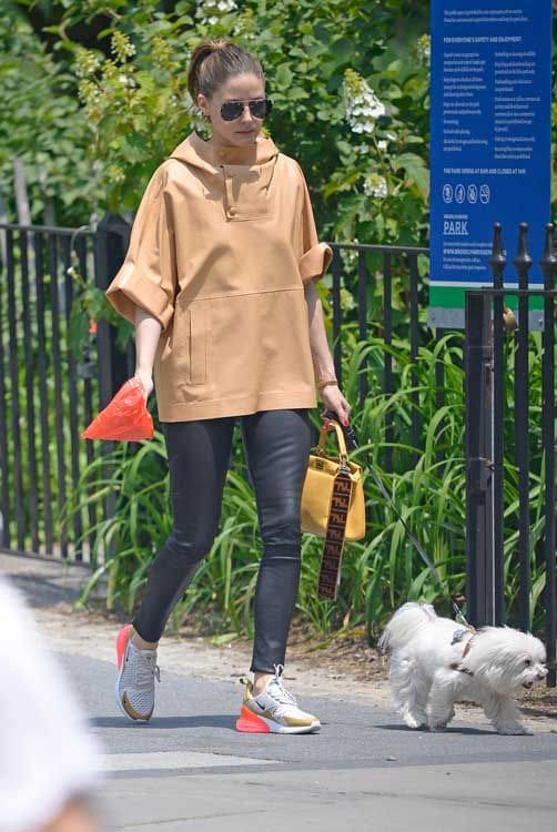 Olivia Palermo con prendas monocolor efecto pulido