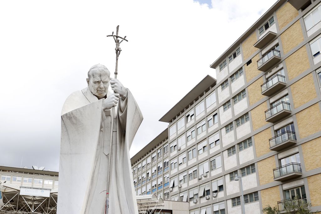 Una estatua del Papa Juan Pablo II se ve afuera del Hospital Policlínico Agostino Gemelli, donde el Papa Francisco ha sido hospitalizado debido a una bronquitis persistente en Roma, Italia.