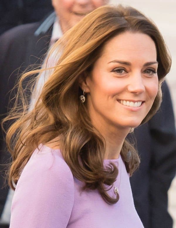 Kate Middleton con vestido color lavanda foto  en tres cuartos. 