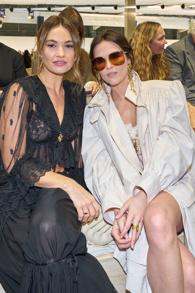 Lily James y Zoey Dutch en la primera fila del desfile. 