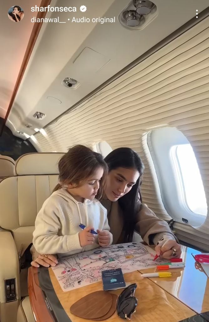 Sharon Fonseca y su hija Blu se entretuvieron haciendo dibujos durante el vuelo