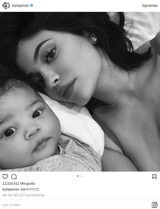 Kylie Jenner con su hija Stormi