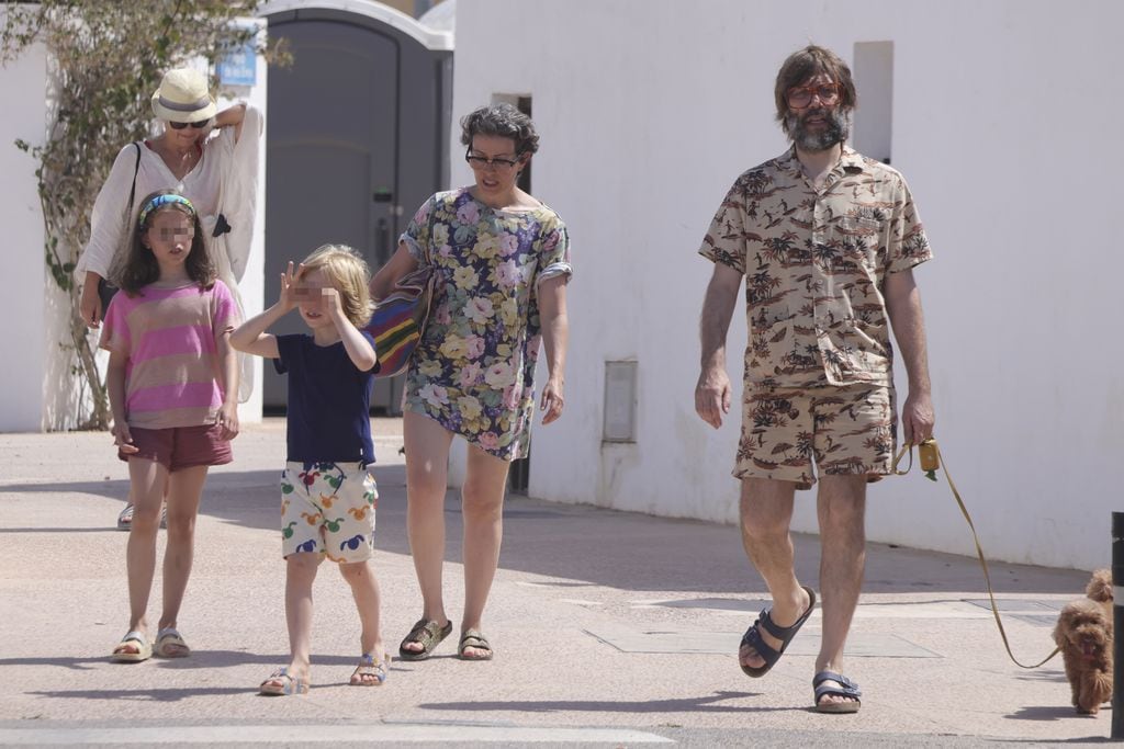 Thais Villas y Òscar Dalmau con sus hijos en Formentera