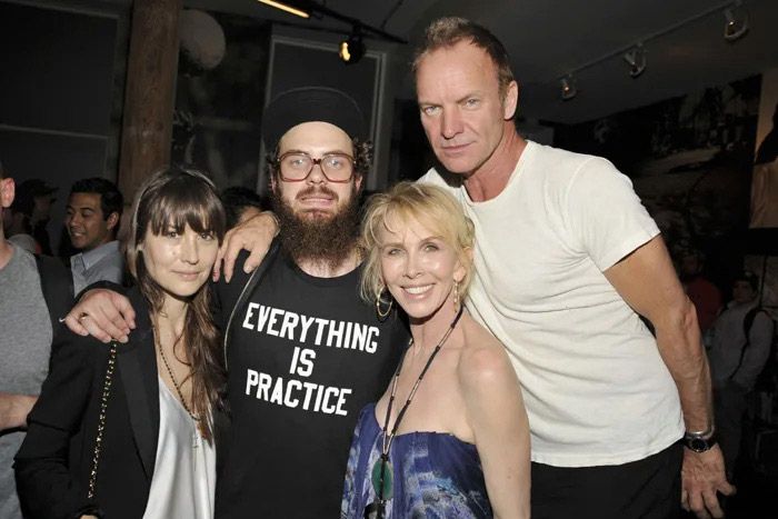 Sting junto a dos de sus hijos, Joe (arriba) y Jake Sumner (abajo)