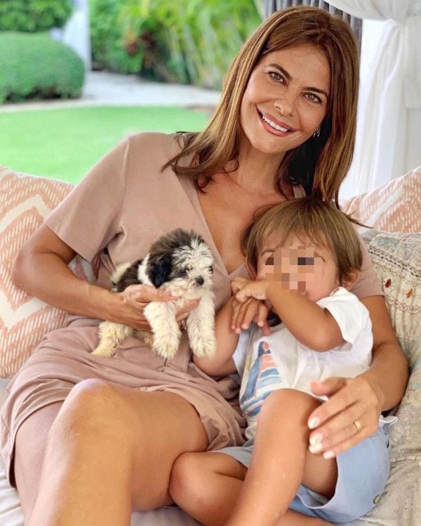 María José Suárez con su niño y un perrito