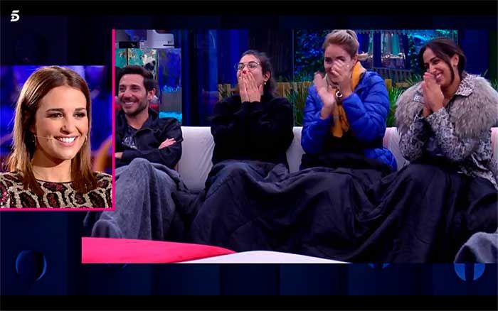 Paula viendo la reacción de los concursantes de GHVIP