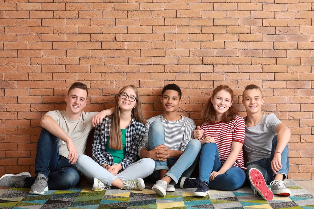 Grupo de adolescentes felices sin móvil