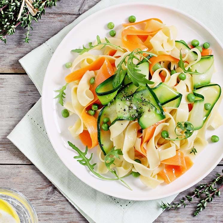 Ensalada de tiras de calabacín con pasta y zanahoria
