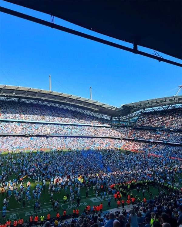 Invasión de campo en el Etihad Stadium tras ganar el título 