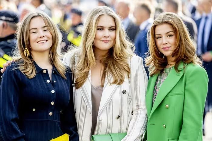 Amalia de Holanda con sus hermanas Alexia y Ariane