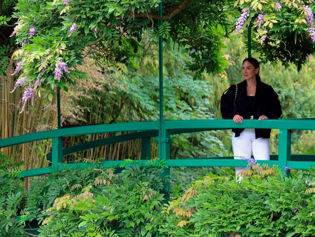 Tamara Falcó en los jardines de Giverny, pertenecientes a la casa de Claude Monet, en la Normandía francesa