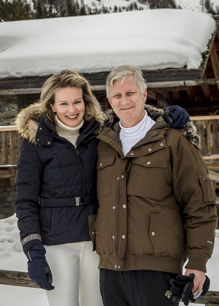 Los reyes Felipe y Matilde han dado un nuevo soplo de aire fresco al álbum real durante sus vacaciones familiares de invierno en la estación de esquí de Verbier, en los Alpes suizos
