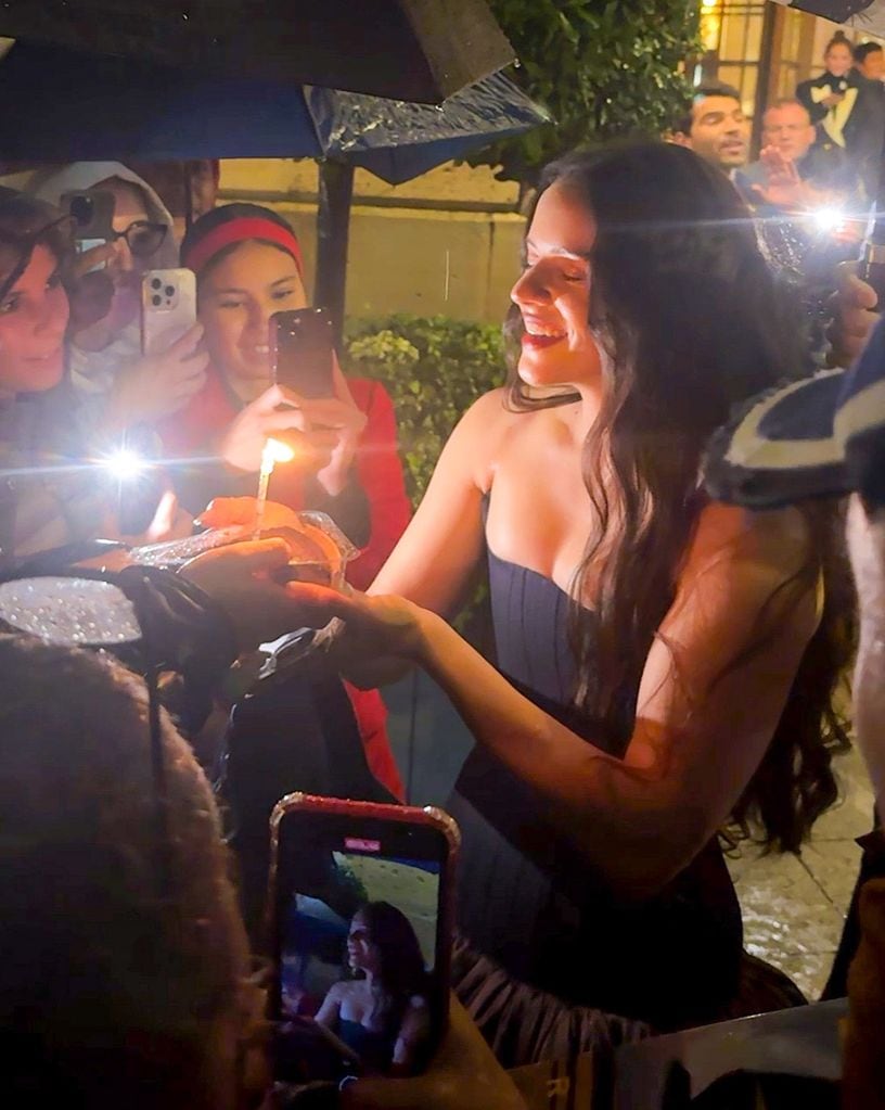 Rosalía es sorprendida por sus fans 