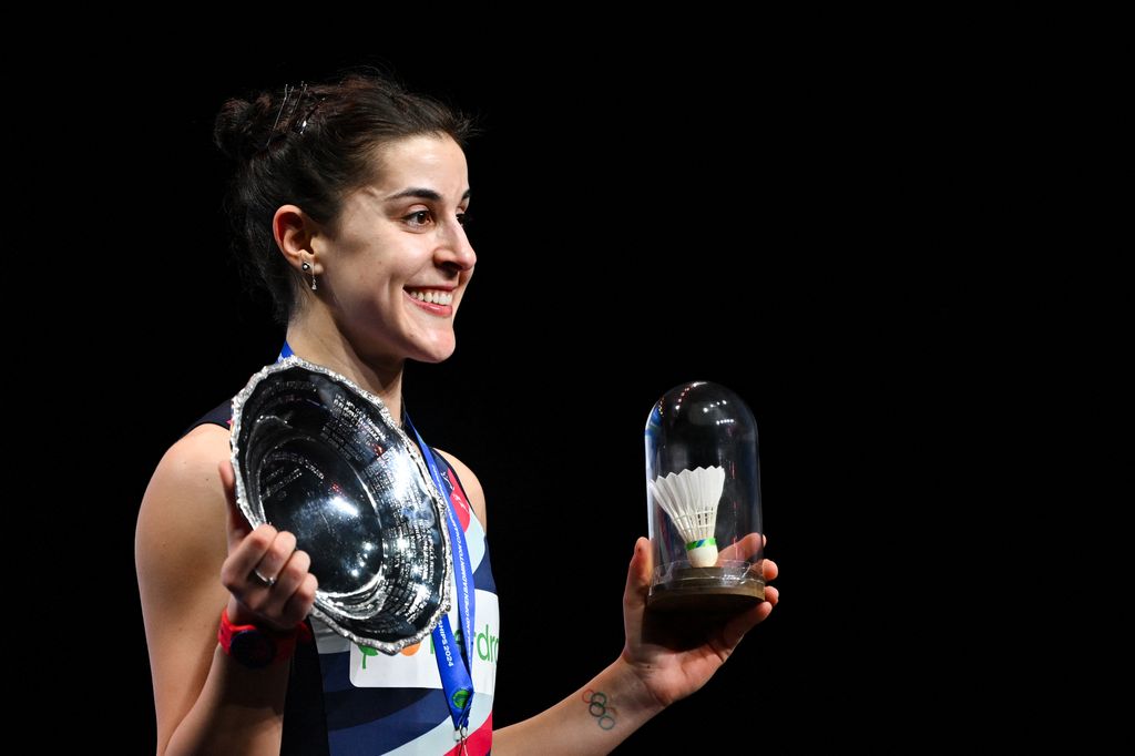 Carolina Marín celebra en el podio después de ganar la final individual femenina en el Campeonato Abierto de Bádminton de todo Inglaterra en el Utilita Arena de Birmingham, centro de Inglaterra 2024