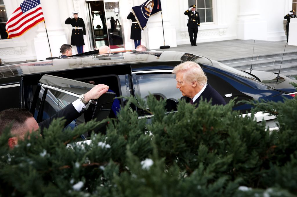 El presidente electo Donald Trump se prepara para abordar 'La Bestia' y dirigirse al Capitolio para su toma de protesta.