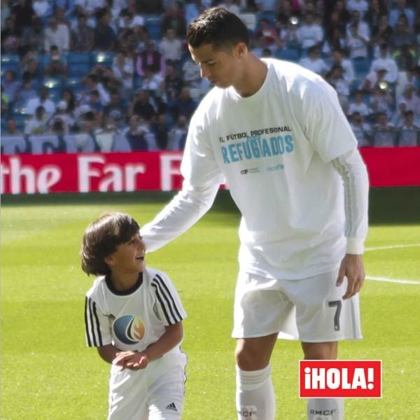 Cristiano Ronaldo ha hecho feliz al niño sirio, Zied, que hace unos días fue agredido por una periodista húngara cuando intentaba entrar a Europa con su familia
