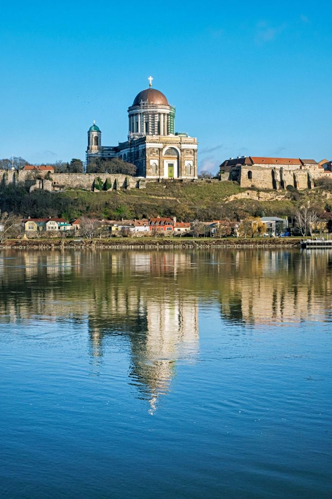 Basílica de Esztergom reflejada en el Danubio, Hungría