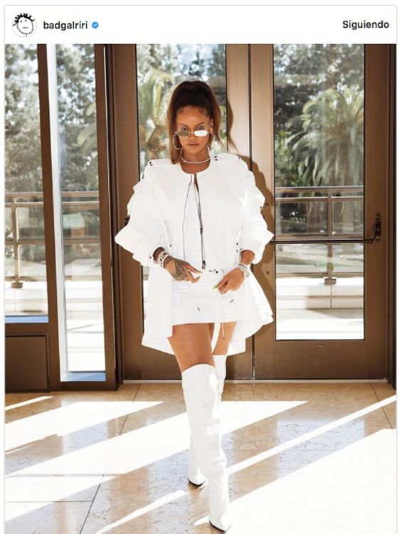 Rihanna total look blanco