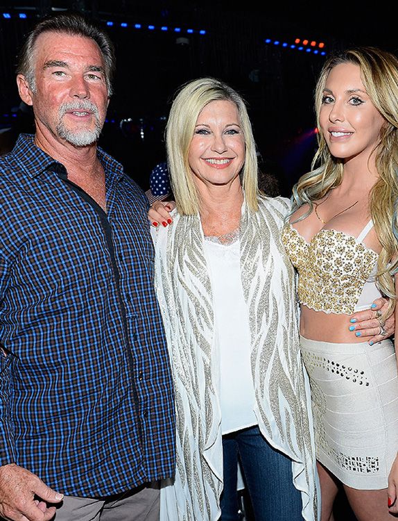 Olivia Newton-John con su marido y su hija 