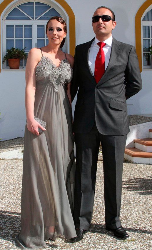 La pareja posando en una boda