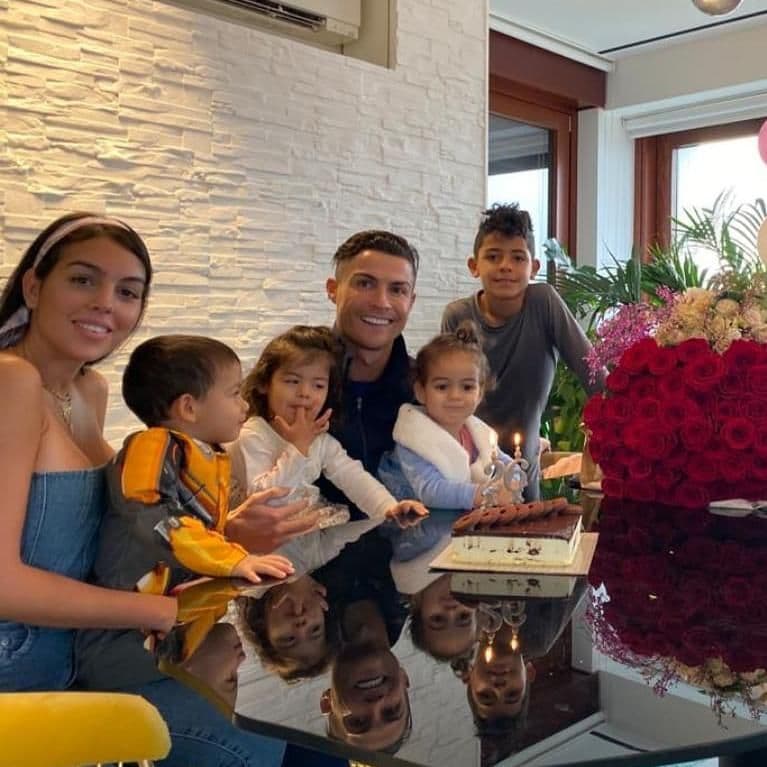 georgina rodríguez cumpleaños junto a cristiano ronaldo y sus hijis