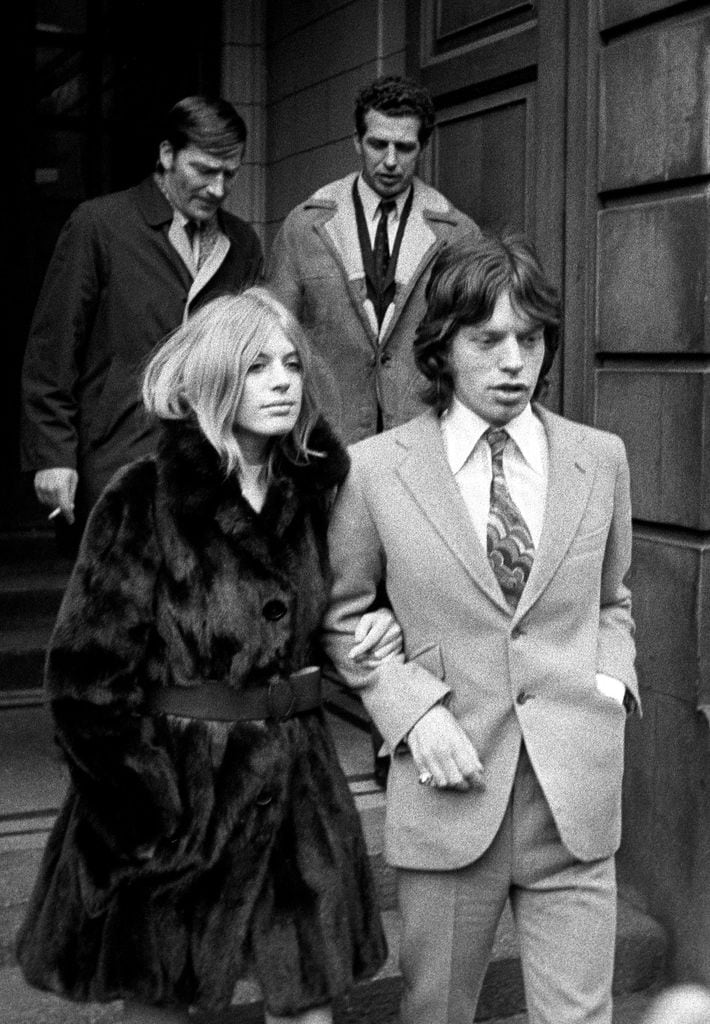 Marianne Faithfull y Mick Jagger de camino a comparecer ante el tribunal de Marlborough Street (1969).