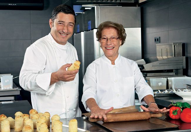 Joan Roca junto a su madre, Montserrat Fontané, también cocinera. Joan y sus hermanos comen a diario en el restaurante de menús que sus padres regentan aún hoy por hoy, ubicado a pocos metros de 'El Celler de Can Roca'.
