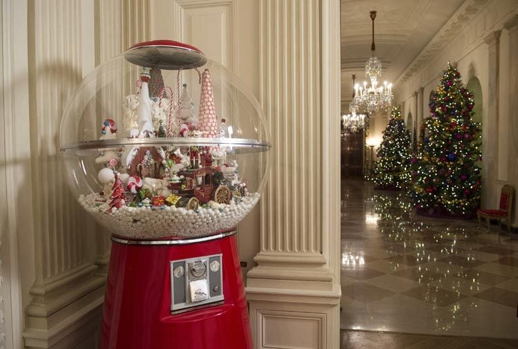 Una máquina de caramelos está en un rincón del comedor de Estado y tiene dentro miniaturas de una diligencia, árboles de caramelo, casitas de chocolate y pequeños regalos. La pega es que al meter la moneda no va a caer nada... ¿o sí?
