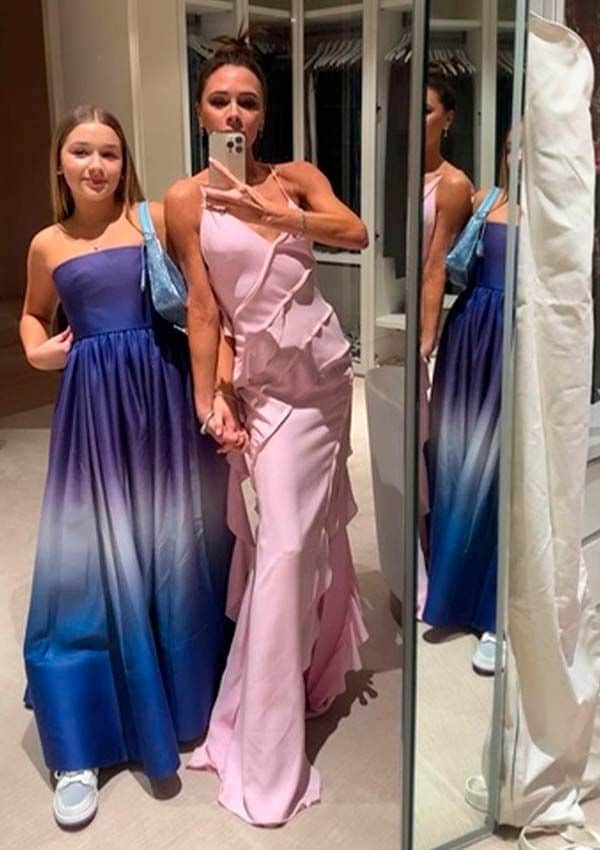 Victoria Beckham con vestido de invitada rosa para la boda de Marc Anthony y Nadia Ferreira