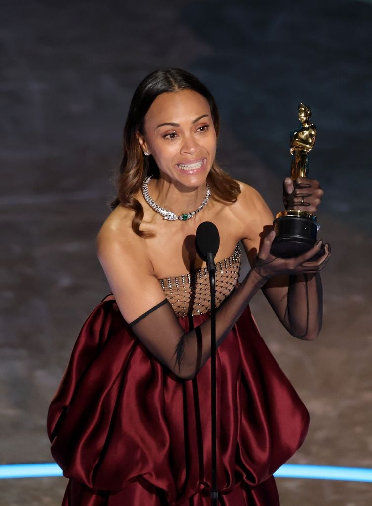  Zoe Saldana se lleva su primera estatuilla como Best Actress In A Supporting Role award por 'Emilia Perez'