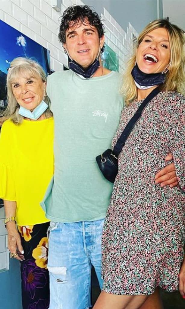 Arantxa de Benito, junto a su madre y su novio, Jairo, durante el verano de 2020.