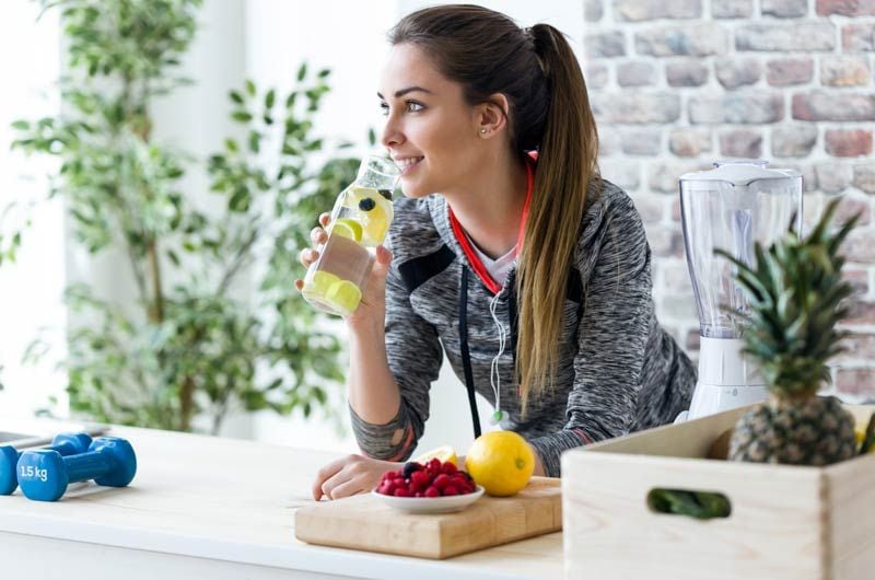 chica ejercicio agua