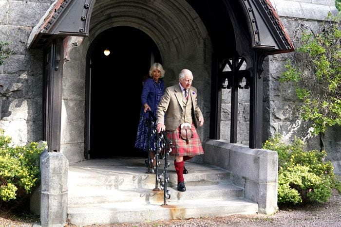 Carlos III y la reina Camilla salen del templo