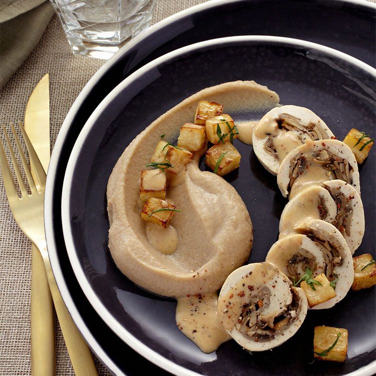 'Roulades' de pollo rellenos de champiñones con crema de castañas y dados de apionabo