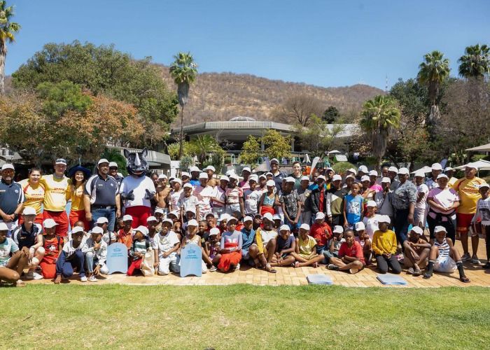 Charlene posa con los niños