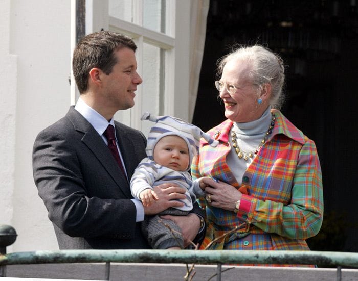 Margarita y Federico de Dinamarca junto al pequeño príncipe Christian