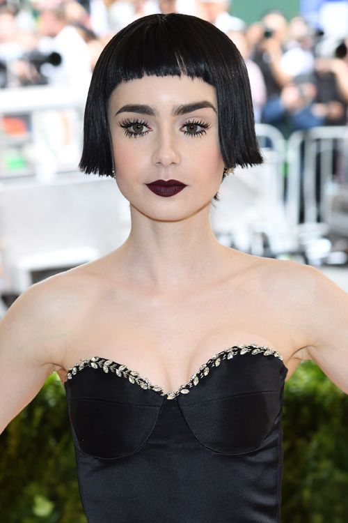 Lily Collins apuesta por las cejas salvajes y tupidas