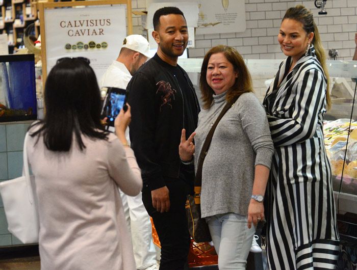 John Legend y Chrissy Teigen en el supermercado