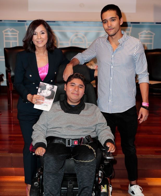 Isabel Gemio junto a sus hijos, Gustavo y Diego, durante la presentación de su libro