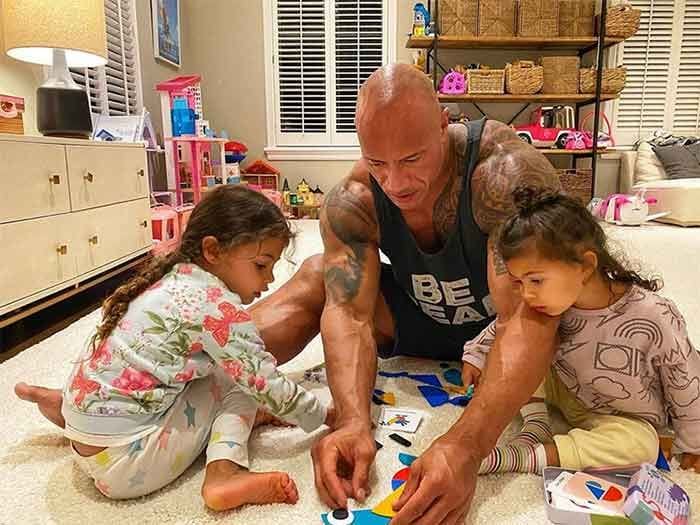 Dwayne Johnson con sus hijas