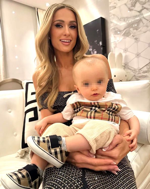 Paris Hilton con su niño